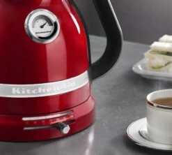 Bouilloire KitchenAid Rouge Pomme D'Amour 1,5L - 5KEK1522ECA + Offre Cadeau -Café Soldes Boutique bouil rouge kit