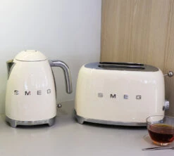 Set Petit-Déjeuner (Toaster - Cafetière Filtre - Presse Agrumes - Bouilloire) Crème - SMEG -Café Soldes Boutique gp et b
