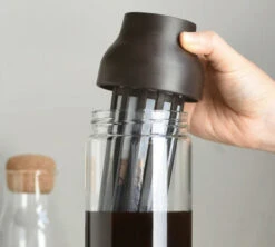Carafe KINTO Capsule Marron Foncé 1L Pour Infusions à Froid 7 Carafe KINTO Capsule Marron Foncé 1L Pour Infusions à Froid -Café Soldes Boutique kinto capsule noire 3