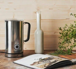 Mousseur à Lait électrique SJOSTRAND - Inox -Café Soldes Boutique mousseur lait sjostrand ambiance