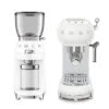 Set Petit-Déjeuner Machine Expresso ECF01WHEU Et Moulin à Café CGF01WHEU Blanc- SMEG 2 Set Petit-Déjeuner Machine Expresso ECF01WHEU Et Moulin à Café CGF01WHEU Blanc- SMEG -Café Soldes Boutique pack blanc 1