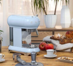 Set Petit-Déjeuner Machine Expresso ECF01PBEU Et Moulin à Café CGF01PBEU Bleu Azur - SMEG -Café Soldes Boutique smeg machine