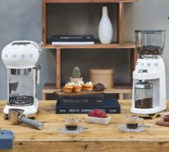 Set Petit-Déjeuner Machine Expresso ECF01WHEU Et Moulin à Café CGF01WHEU Blanc- SMEG -Café Soldes Boutique visu smeg blanc